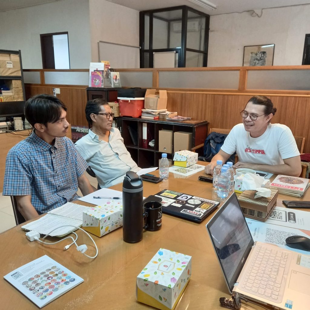 Suasana hangat perbincangan antara Daniel Frits Mauritz Tangkilisan (tengah) bersama dua Tim Jurnal Prisma, Rahadi T. Wiratama dan Ezra Hanif, saat membahas persiapan edisi khusus wisata di Jakarta, Senin (20/10/2025). Diskusi ini mengeksplorasi peran penting kesadaran lingkungan dan pelestarian budaya lokal dalam industri pariwisata modern.