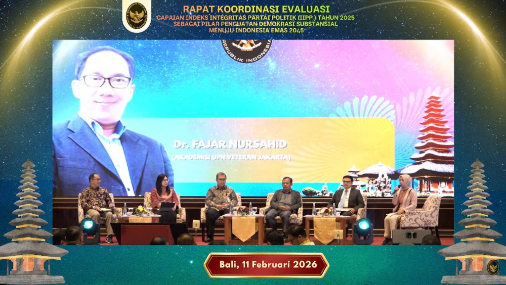 PAPARAN INDEKS: Akademisi UPN Veteran Jakarta Fajar Nursahid memberikan paparan dalam Rapat Koordinasi Evaluasi Capaian Indeks Integritas Partai Politik (IIPP) Tahun 2025 di Bali, Rabu (11/2/2026). Dalam evaluasi tersebut terungkap bahwa tingkat identifikasi partai politik (party ID) di Indonesia masih rendah, yakni di kisaran 10-15 persen, yang menjadi tantangan bagi penguatan demokrasi substansial.