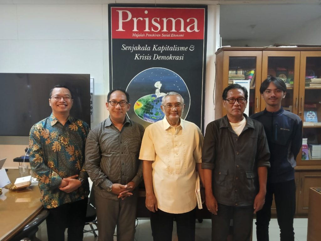 Profesor Azril Aszahari (tengah, kemeja krem) berfoto bersama tim Jurnal Prisma usai diskusi mengenai Undang-Undang Pariwisata di Ruang Rapat Redaksi Prisma, Cinere, Depok, Kamis (23/10/2025). Pertemuan ini membahas pentingnya landasan ilmiah dalam pengembangan pariwisata dan gastronomi nasional.